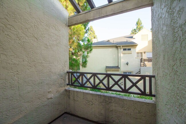 Building Photo - 2 Bedroom, 2 Bath Condo in Eastlake Shores