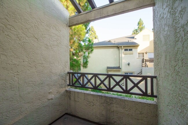 Building Photo - 3 Bedroom, 2 Bath Condo in Eastlake Shores