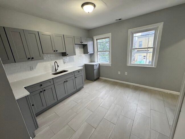 Building Photo - 30 E 49th St