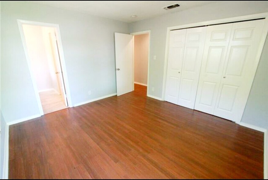 Building Photo - 9805 Dallum Dr