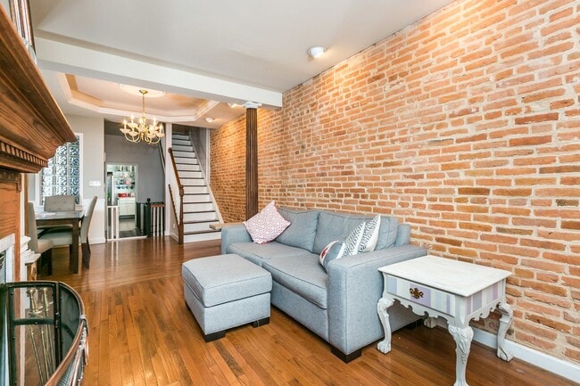 Building Photo - Amazing 3 bed 2 bath with a roof top deck ...
