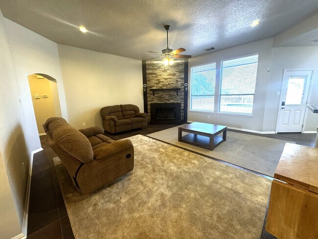 Building Photo - 772 Riverside Dr