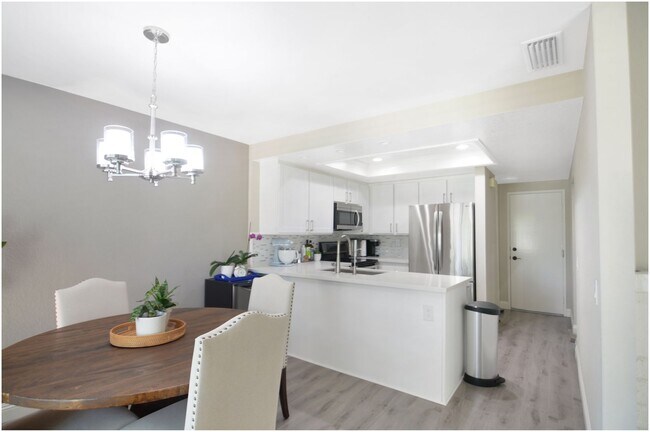 Building Photo - 2 Bedroom Condo In Malvern Creek!