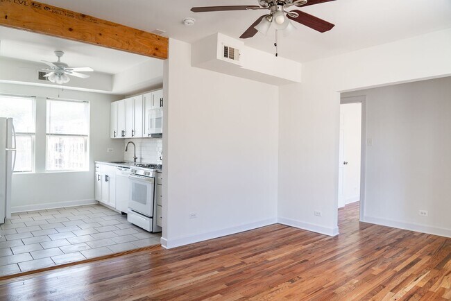 Building Photo - Albany Park - 2 Bed / 1 Bath - Dog Friendly!