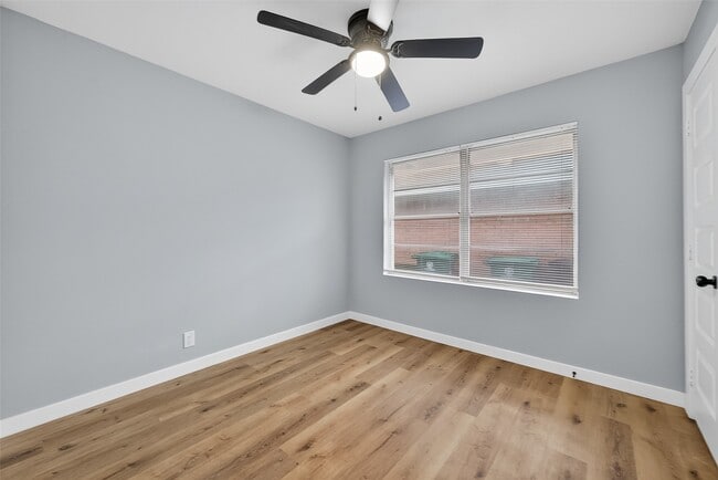 Building Photo - 627 Edgebrook Dr