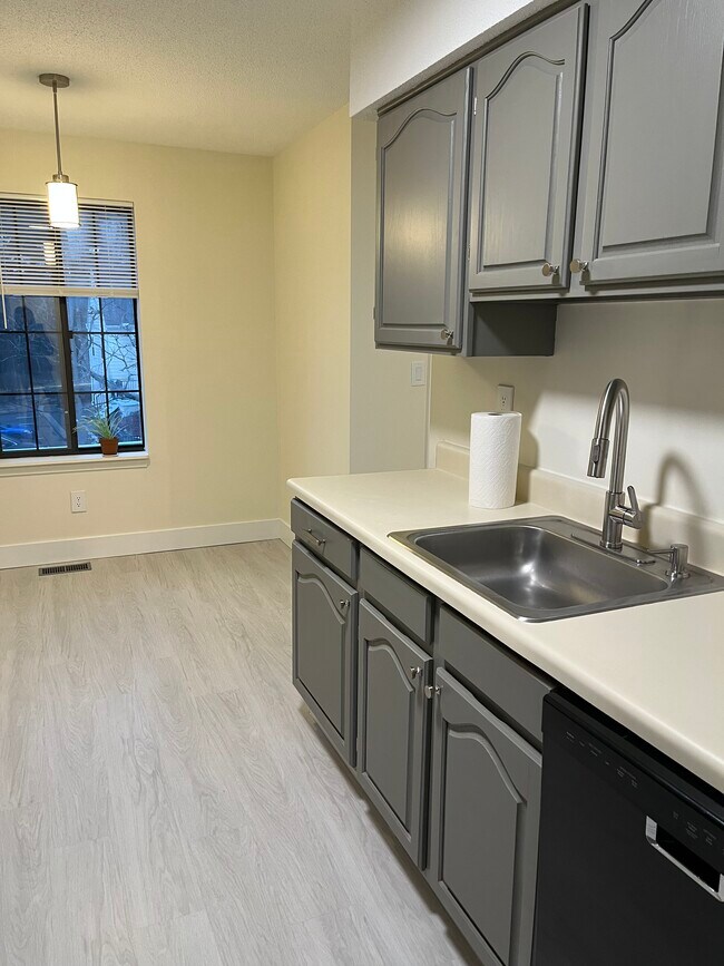 Building Photo - 365 Mather St