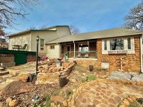 Building Photo - Rustic Charm