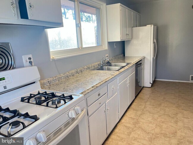 Building Photo - Discover the charm of this exquisite two-level home