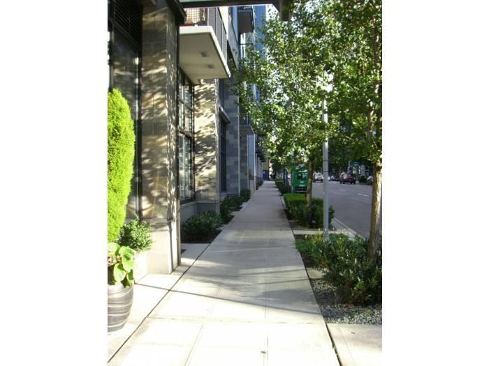 Street entrance - 81 Clay St