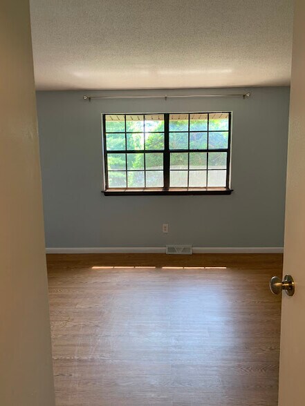 Building Photo - 18 Surrey Dr