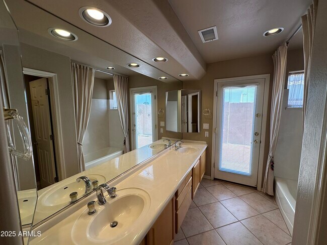 Building Photo - 2053 E Clubhouse Dr