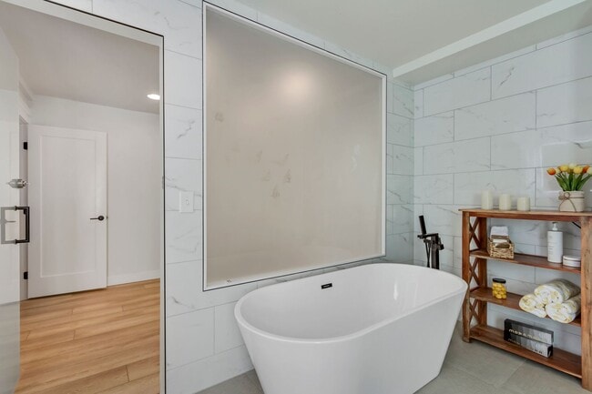 Building Photo - Beautiful 5-Bedroom Home in Sandy!