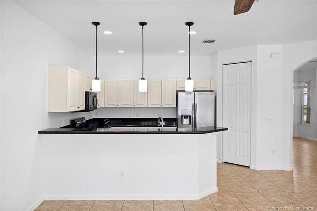 Building Photo - 2736 SW Butterfly Ln