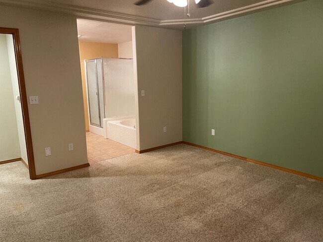 Building Photo - Well Maintained Home in Desirable Pelican Point Neighborhood!