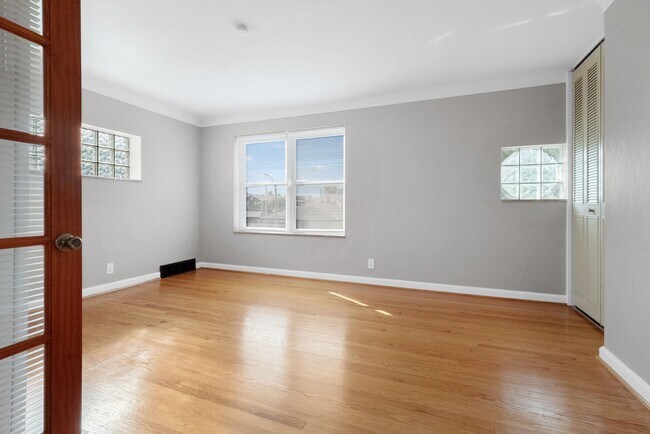 Building Photo - 4957 Miami St