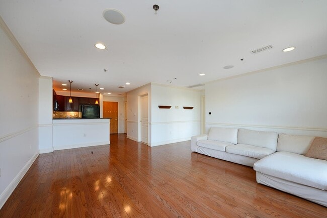 Building Photo - 812 Grand St