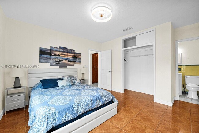 Building Photo - 6840 SW 26th Ct