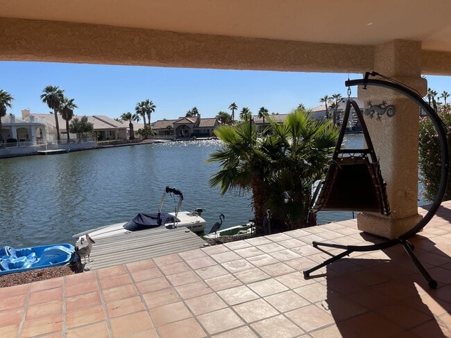 Building Photo - 3 bedroom 2 Bath Lakefront home in the des...