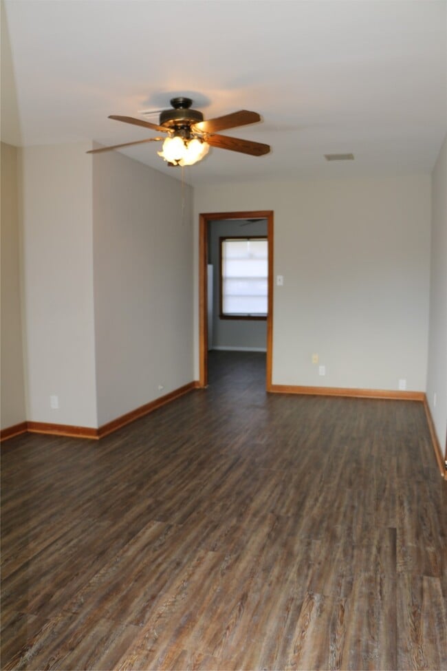 Building Photo - 710 W 7th St