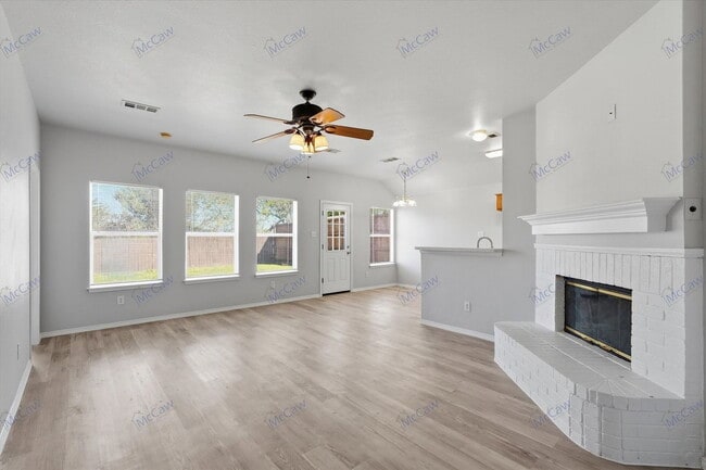 Building Photo - 412 Pin Oak Ln