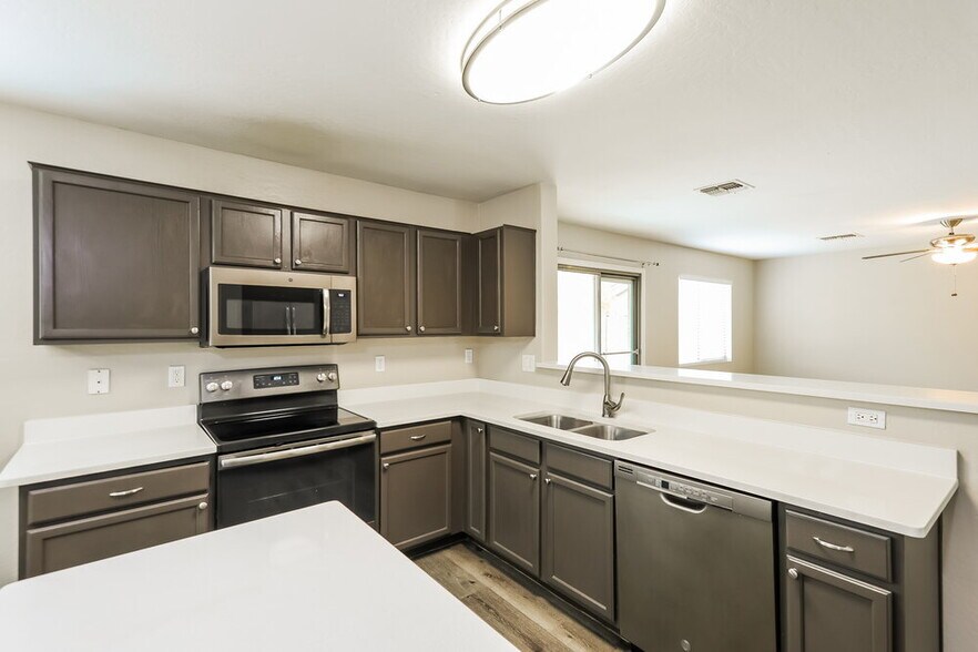 Building Photo - 3252 W Huntington Dr