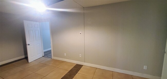 Building Photo - 15414 W Hampton Cir