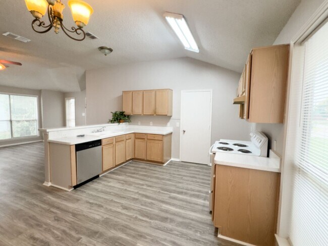 Building Photo - 3 Bed, 2 Bath Ft Worth Home in Burleson IS...