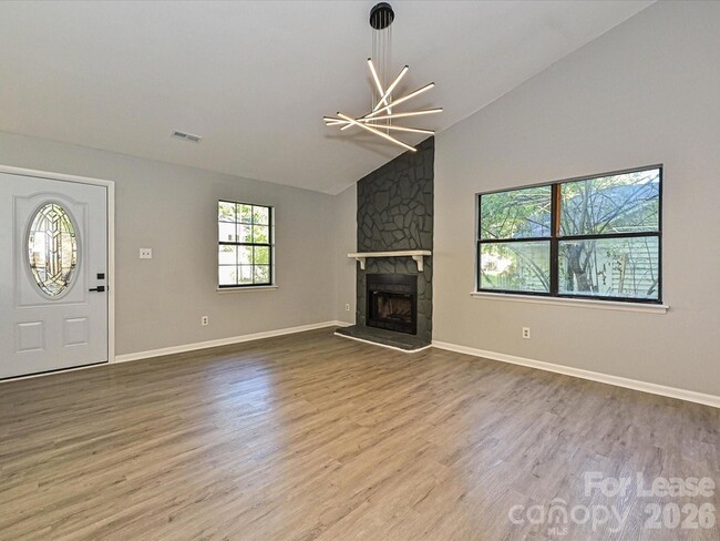 Building Photo - 633 Pennwood Ln