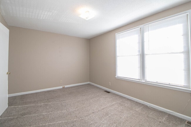 Building Photo - 812 Golf View Pl