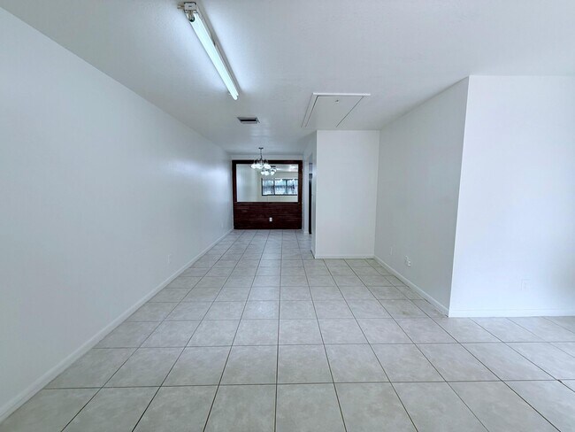 Building Photo - 3084 Collin Dr