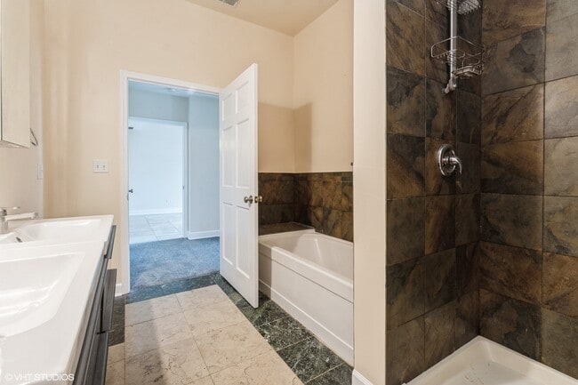 Building Photo - 5758 N California Ave