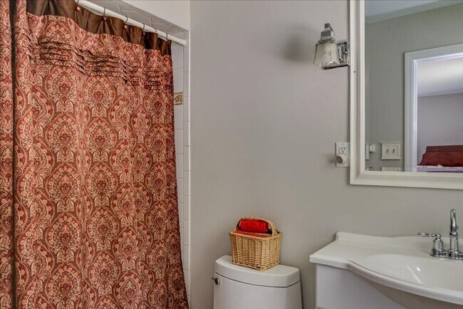 Building Photo - 3 Bedroom 2.5 Bathroom Ranch