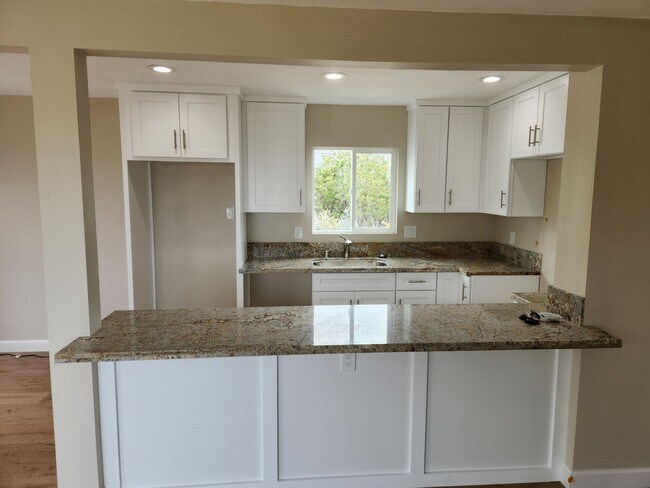 Building Photo - Upper Unit with Ocean View In OB - Complet...