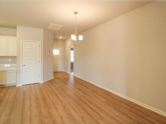 Building Photo - Lovely townhome between Athens and Madison!