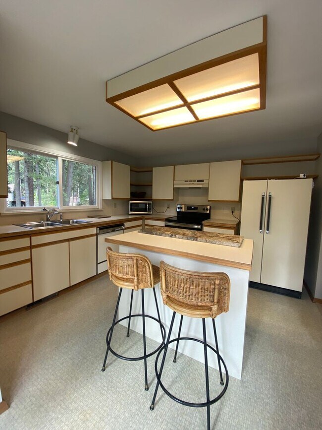 Building Photo - Unique View Property 3 bed, 3 bath located...