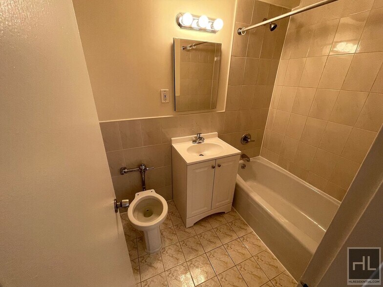 Building Photo - GRAND CENTRAL PARKWAY