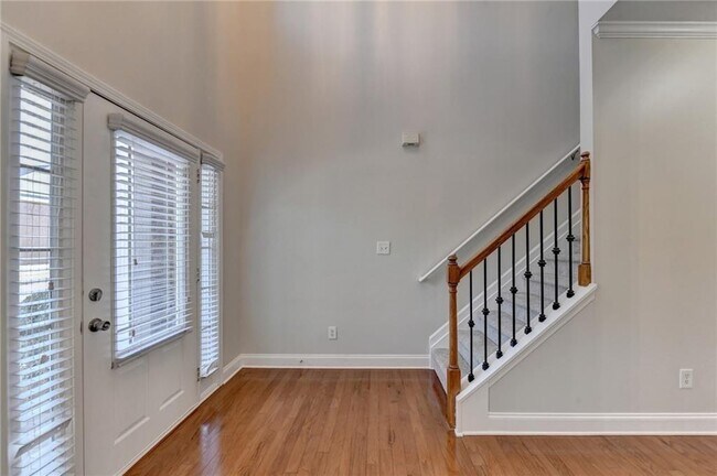 Building Photo - 522 Suwanee Oaks Dr NE