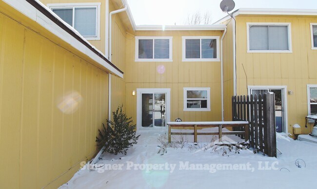 Building Photo - Fantastic Townhome