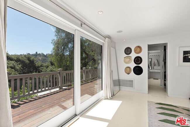 Building Photo - 20812 Hillside Dr