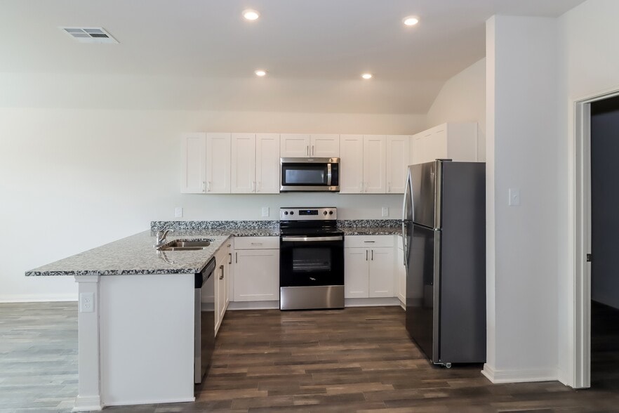 Building Photo - 112 Rustic Trce