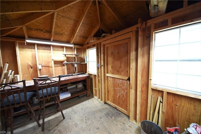 Building Photo - 823 Brentwood Dr