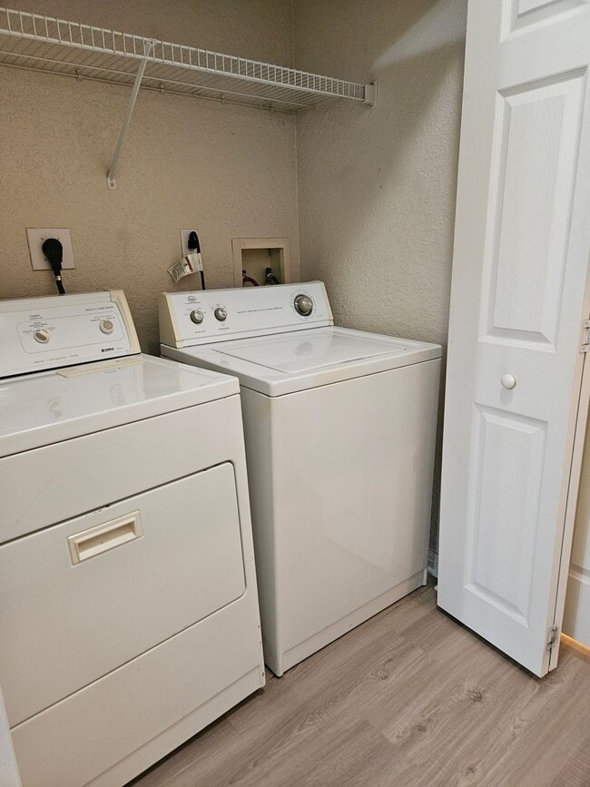 Building Photo - $600 Deposit*Spacious 1 BDRM Condo Downtown!