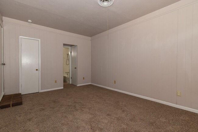 Building Photo - 2517 Broadview- House