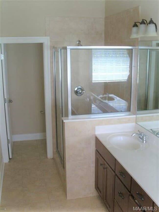 Building Photo - Great Location in Prattville