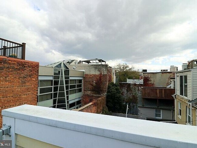 Building Photo - 4 E Henrietta St