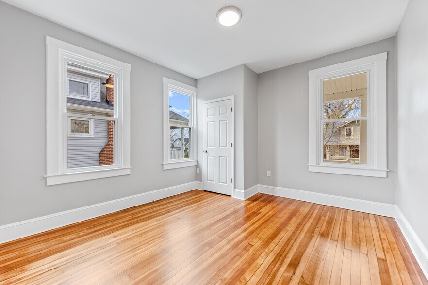 Building Photo - 2921 Glenmore Ave