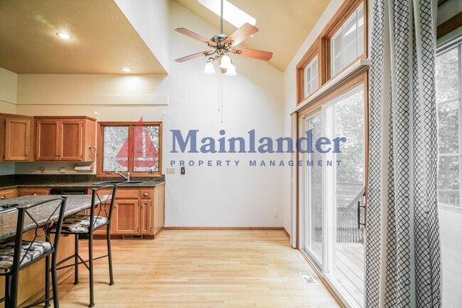 Building Photo - Amazing Attached Home in Lake Oswego is a Must See!