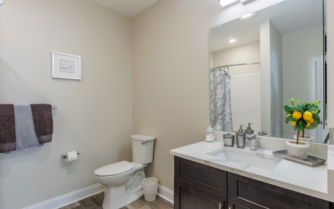 Building Photo - Luxury 1- & 2-Bedroom Apartments in Paramu...