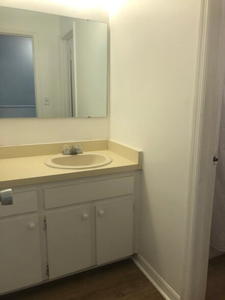 Building Photo - 807 SW 60th Ter