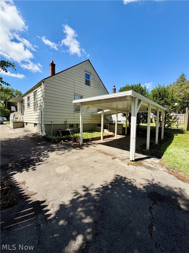 Building Photo - 26 Meadowbrook Ave